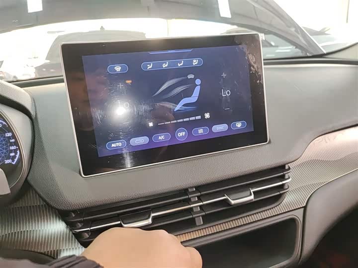 Фото 13 - Hongqi E-QM5