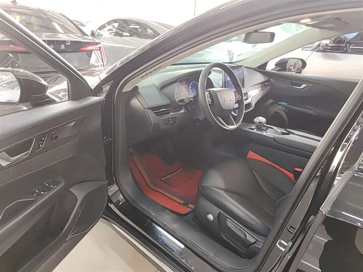 Фото 16 - Hongqi E-QM5