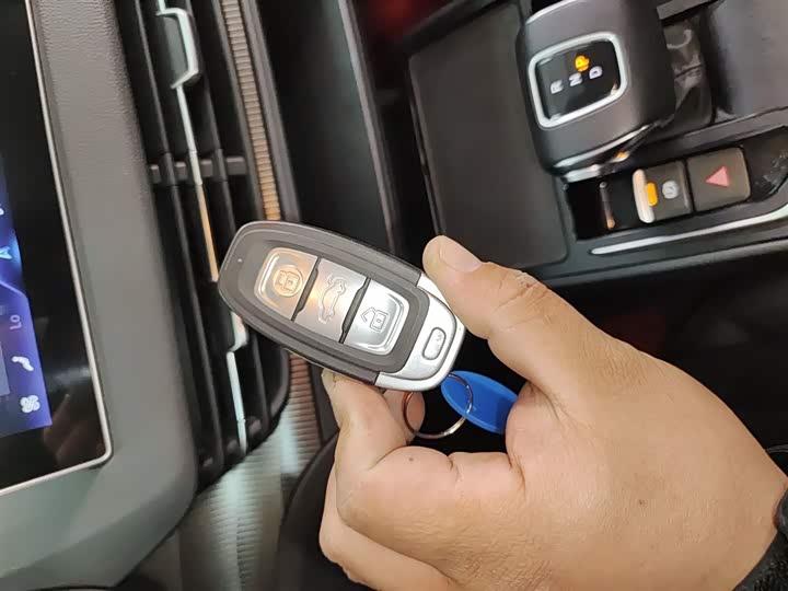 Фото 9 - Hongqi E-QM5