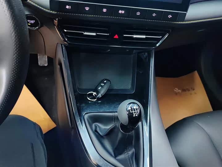 Фото 16 - Roewe i5