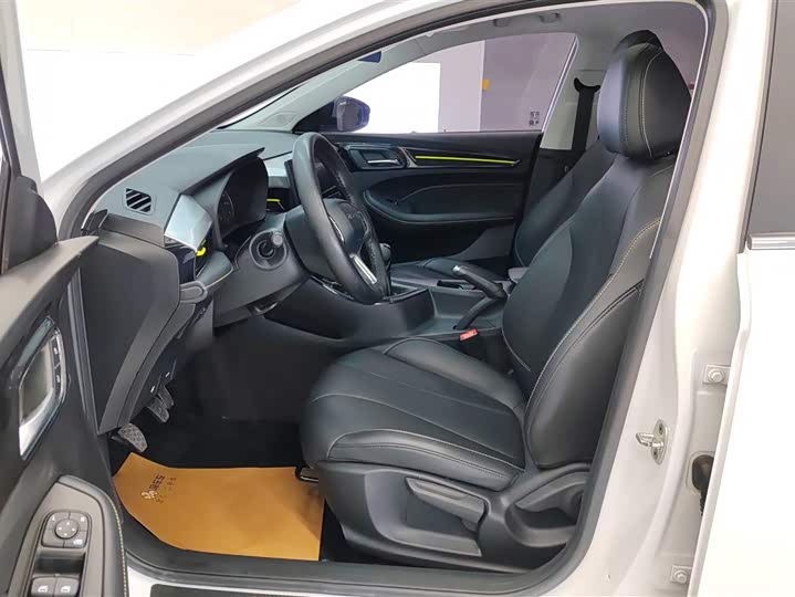 Фото 9 - Roewe i5