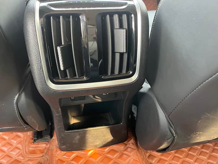 Фото 10 - Bestune B70