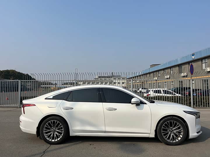 Фото 11 - Bestune B70