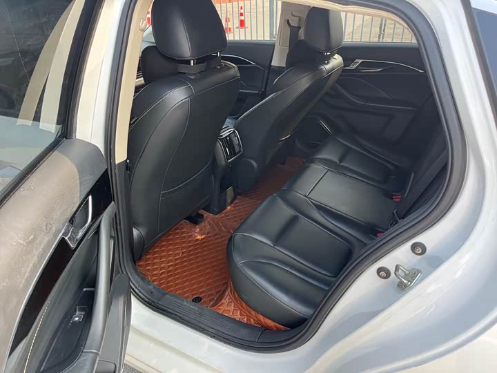 Фото 9 - Bestune B70