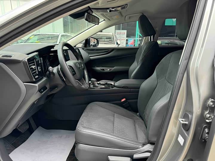 Фото 4 - Lexus NX