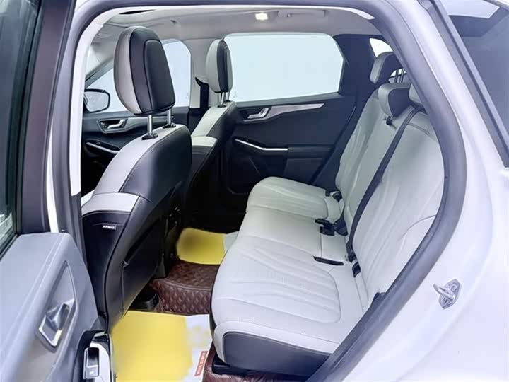 Фото 13 - Ford Escape