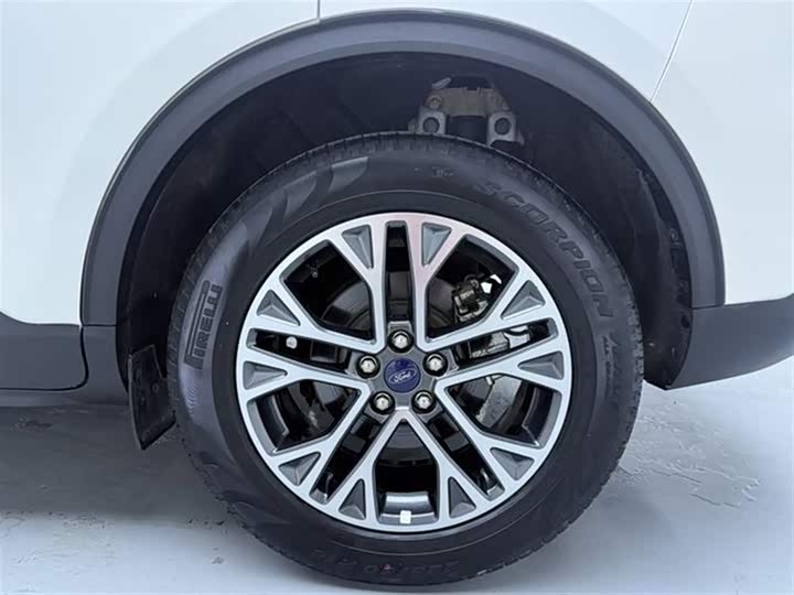 Фото 28 - Ford Escape