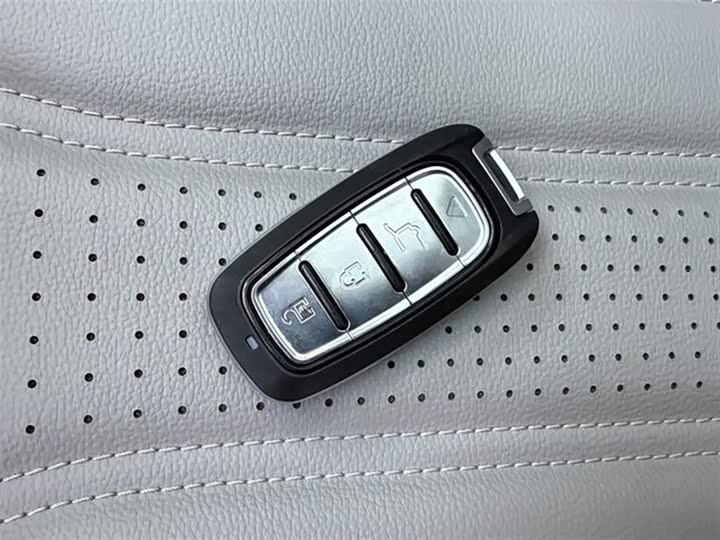 Фото 9 - Ford Escape