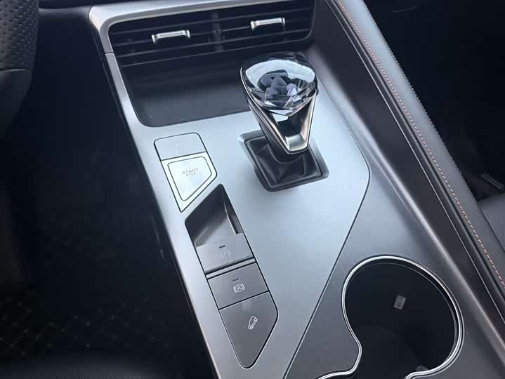 Фото 7 - Roewe RX5