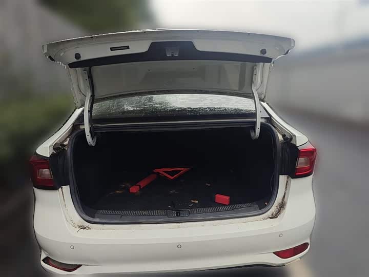 Фото 17 - Roewe i5