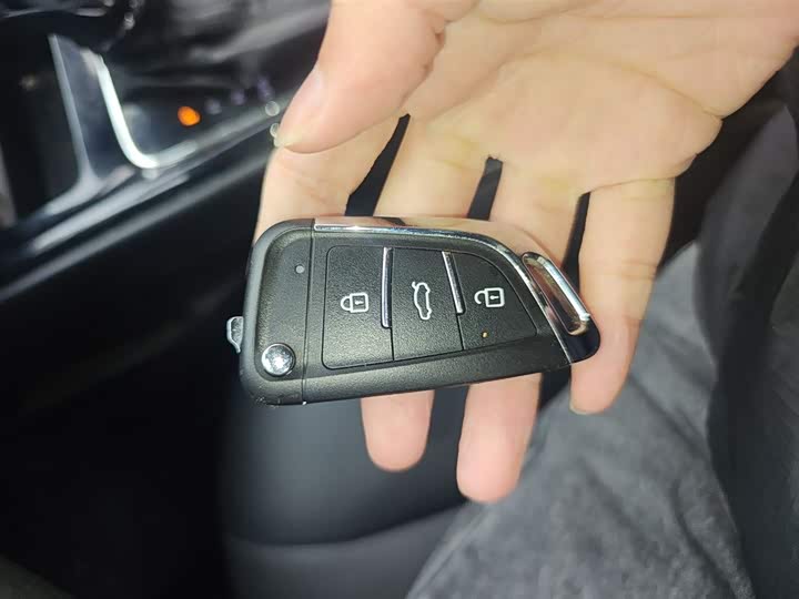 Фото 19 - Roewe i5