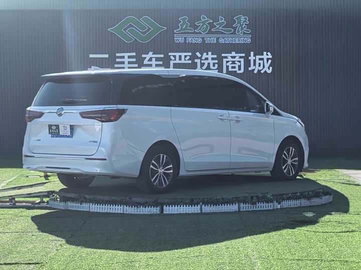 Фото 21 - Buick GL8 ES