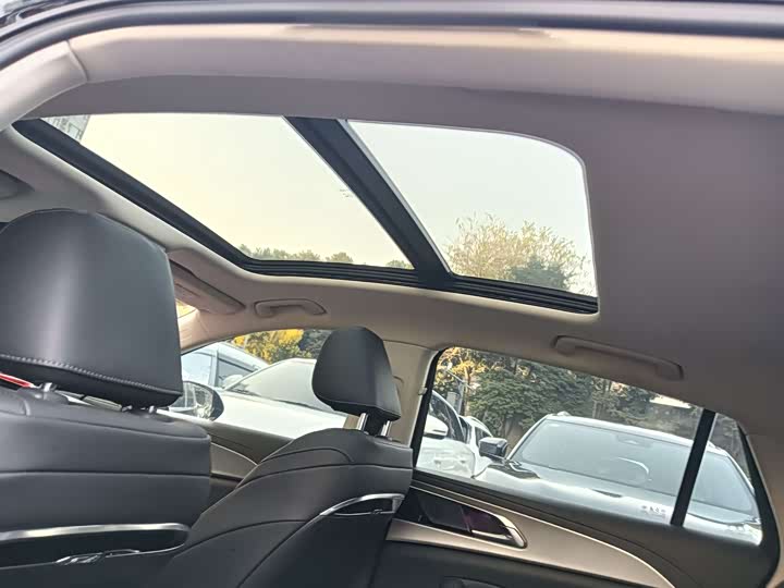 Фото 12 - Hongqi H5