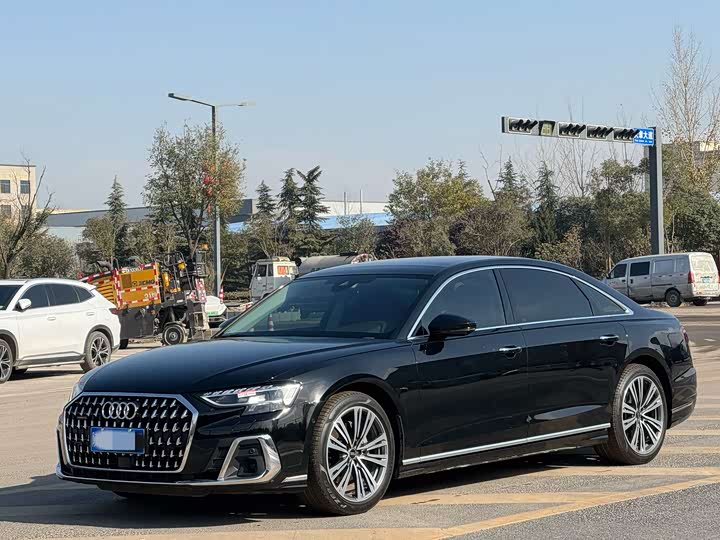 Фото 1 - Audi A8