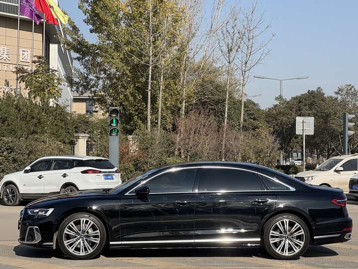 Фото 7 - Audi A8