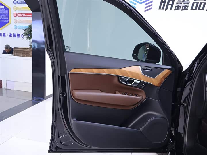 Фото 18 - Volvo XC90