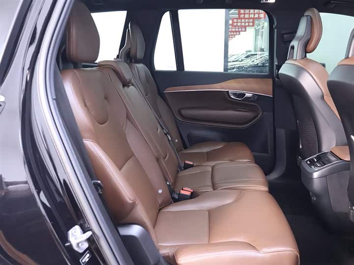 Фото 21 - Volvo XC90