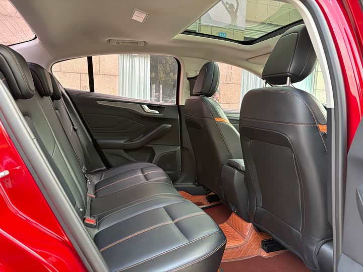 Фото 7 - Ford Focus