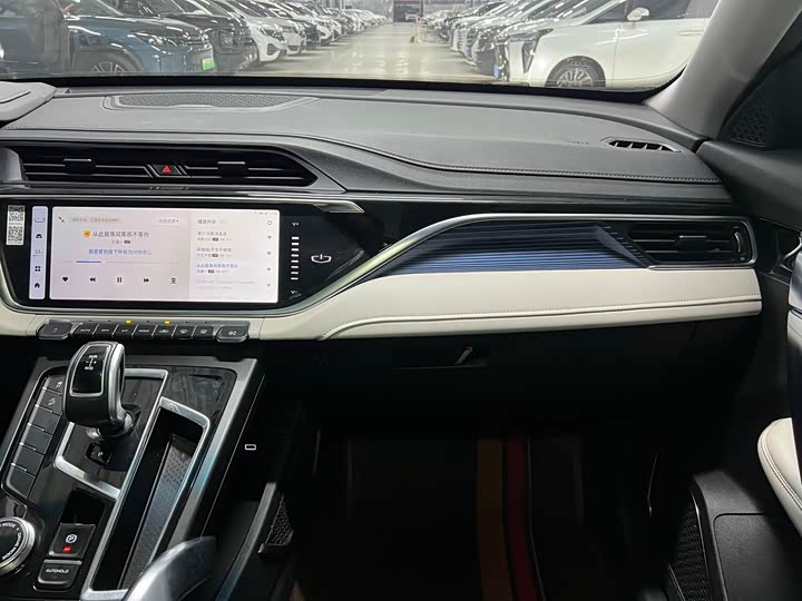 Фото 12 - Geely Atlas