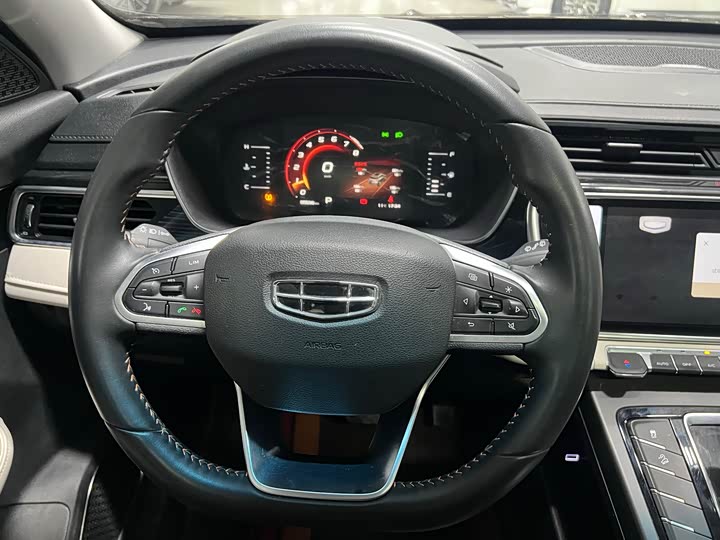 Фото 13 - Geely Atlas