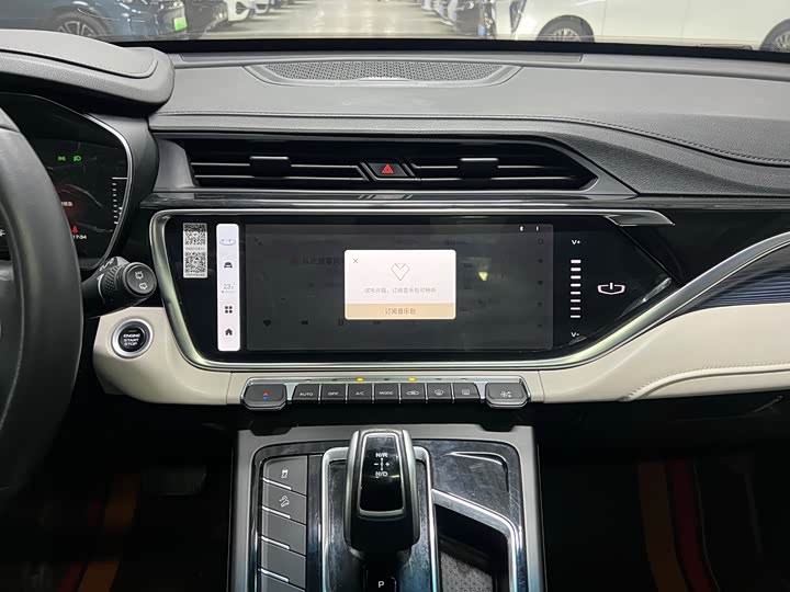 Фото 15 - Geely Atlas