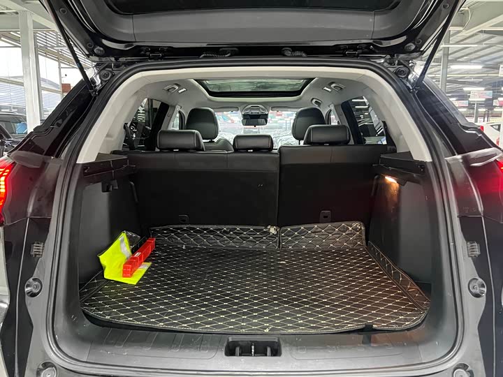 Фото 17 - Geely Atlas