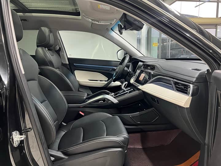 Фото 19 - Geely Atlas