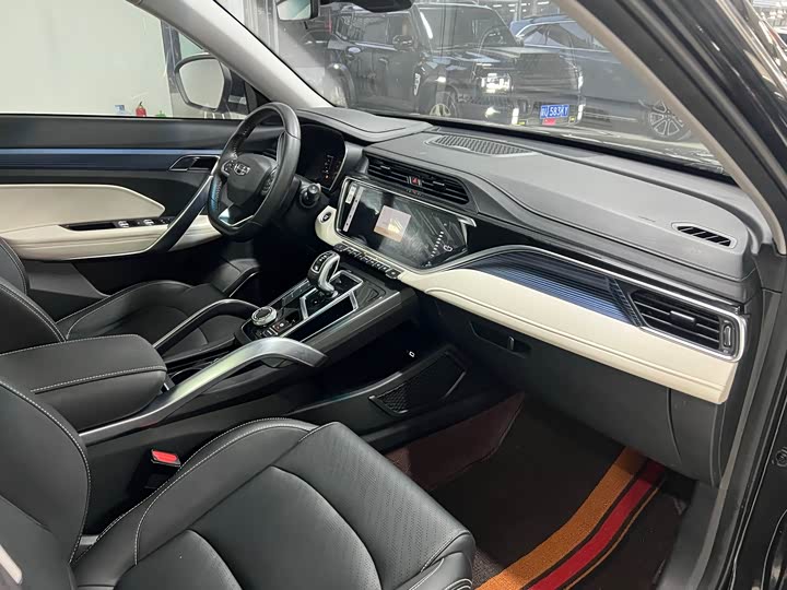 Фото 21 - Geely Atlas