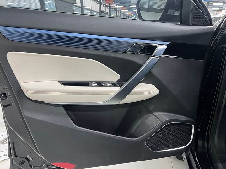 Фото 5 - Geely Atlas