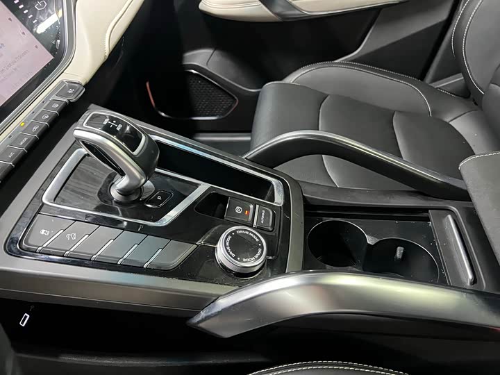 Фото 7 - Geely Atlas