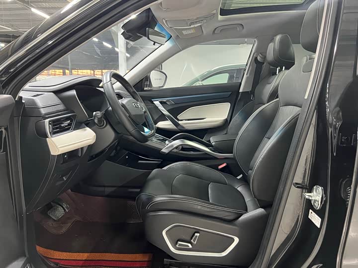 Фото 8 - Geely Atlas