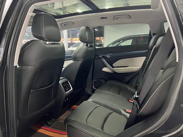 Фото 9 - Geely Atlas