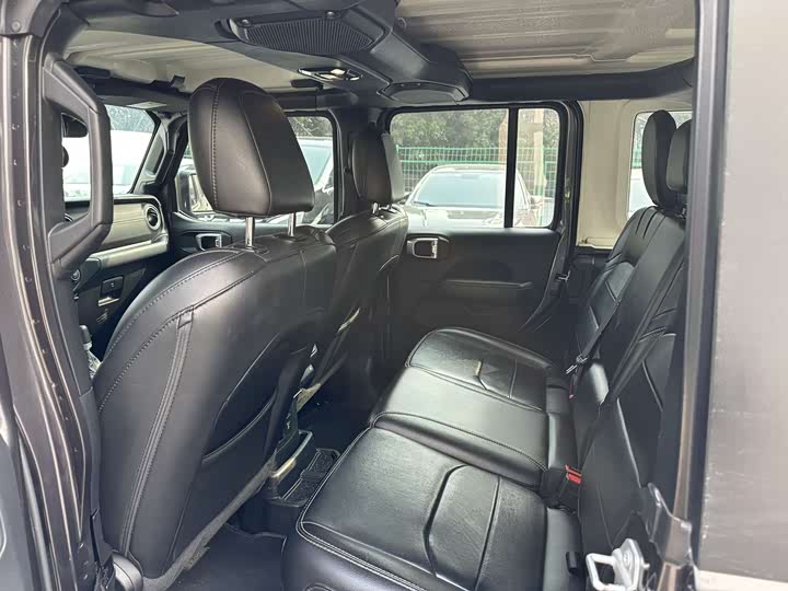 Фото 11 - Jeep Wrangler Hybrid