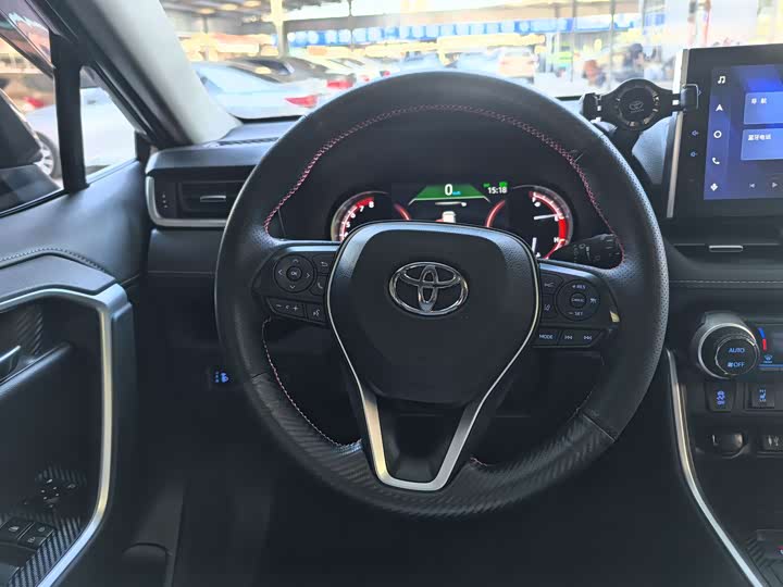 Фото 10 - Toyota RAV4