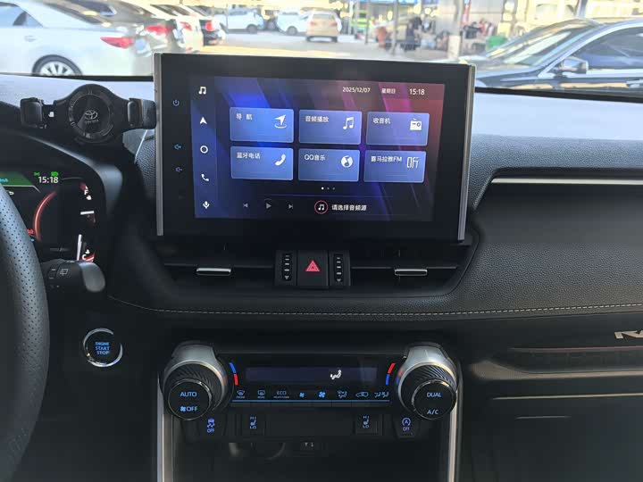 Фото 11 - Toyota RAV4