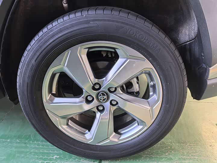 Фото 16 - Toyota RAV4