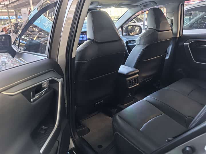 Фото 8 - Toyota RAV4