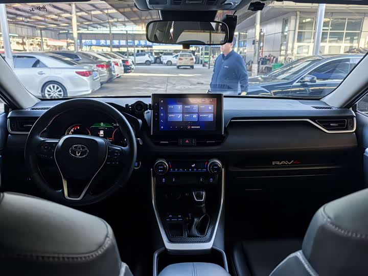 Фото 9 - Toyota RAV4