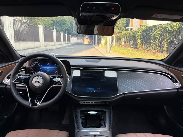 Фото 14 - Mercedes-Benz E-Class