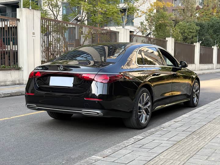 Фото 19 - Mercedes-Benz E-Class