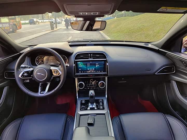 Фото 10 - Jaguar XE L