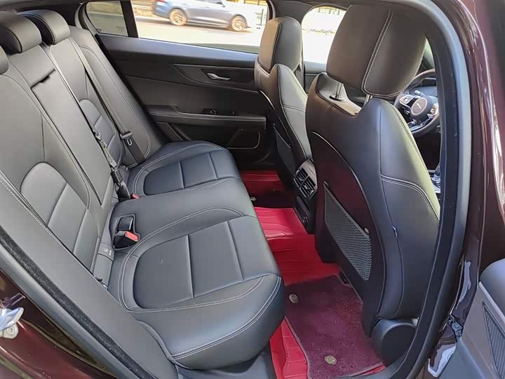 Фото 11 - Jaguar XE L