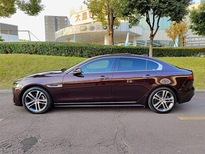 Фото 3 - Jaguar XE L