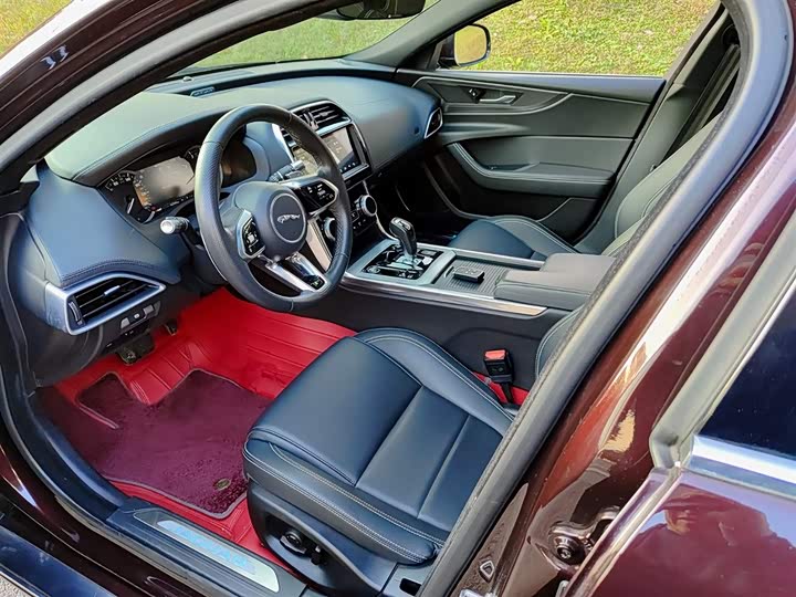 Фото 7 - Jaguar XE L