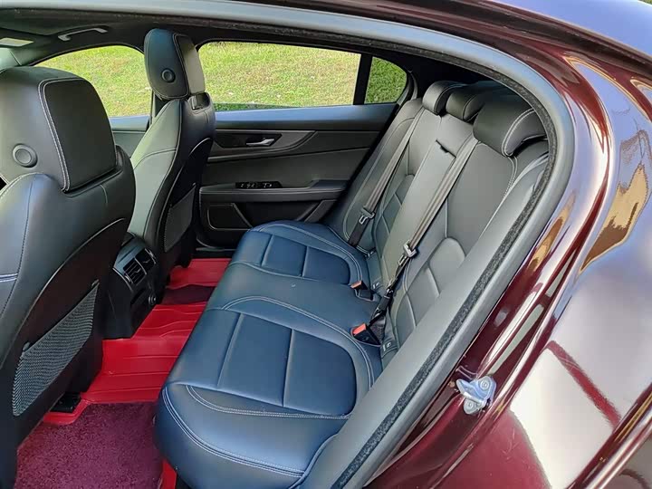 Фото 8 - Jaguar XE L