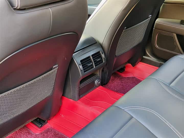 Фото 9 - Jaguar XE L