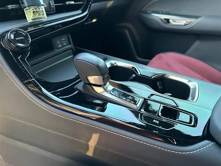 Фото 15 - Lexus NX