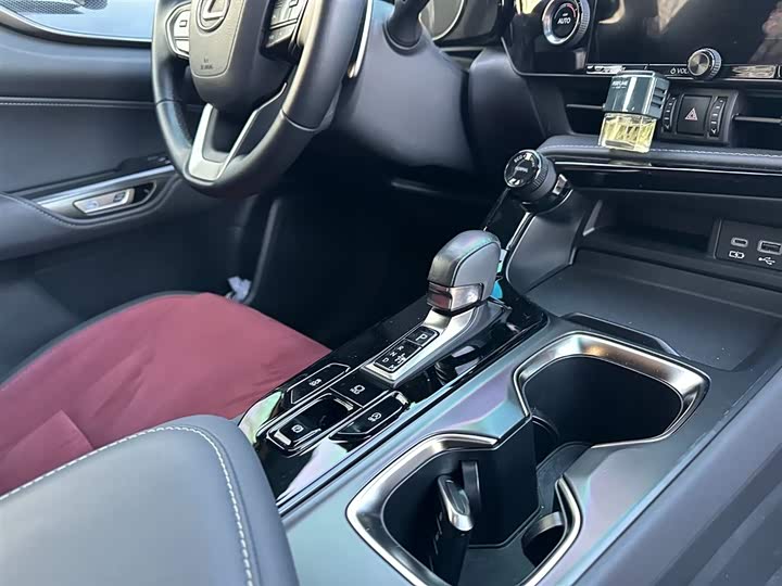 Фото 19 - Lexus NX