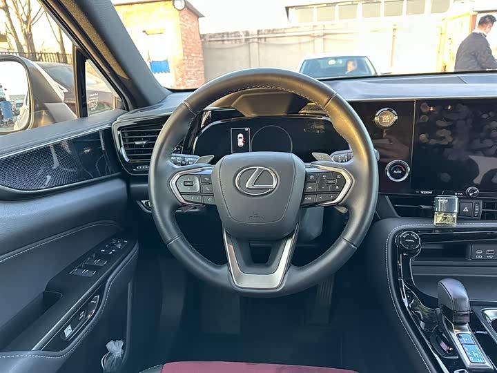 Фото 22 - Lexus NX