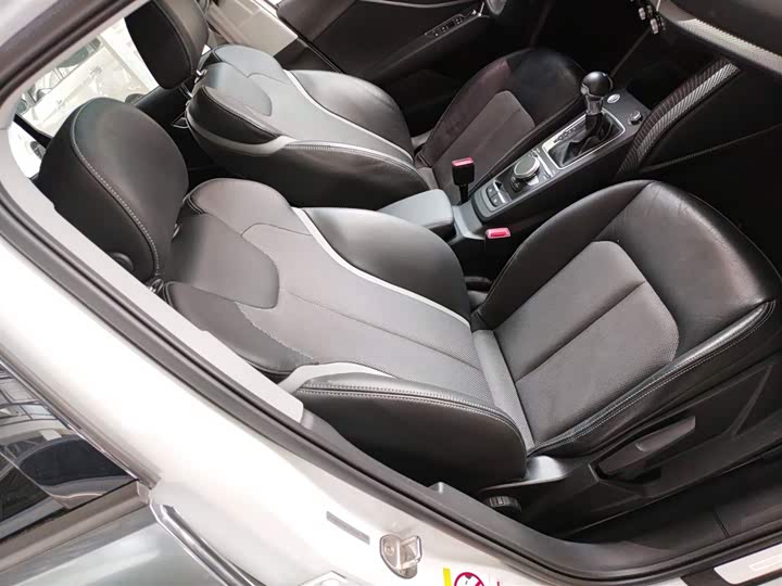 Фото 25 - Audi Q2L e-tron